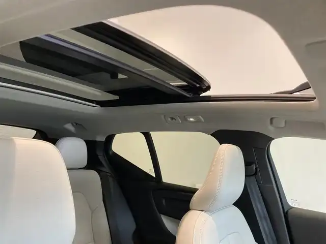 ボルボ ボルボ ＸＣ４０ 熊本県 2024(令6)年 0.4万km クリスタルホワイトP ワンオーナー/パノラマサンルーフ/ホワイトフルレザーシート/純正Googleナビ/AppleCarPlay/アンドロイドオート/ハーマンカードンサラウンドシステム/360°カメラ/コーナーセンサー