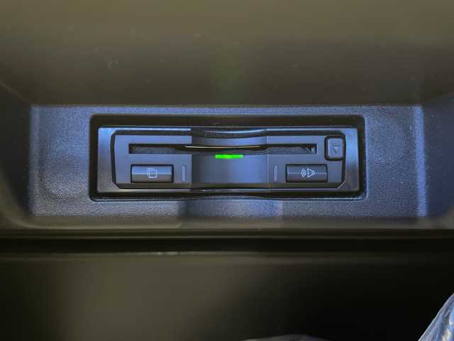 トヨタ ハリアー ハイブリッド プレミアム 長野県 2015(平27)年 3.8万km ホワイトパールクリスタルシャイン 4WD/サンルーフ/9インチ社外SDナビ（WVGA-EX900)/(ラジオ/フルセグTV/BT/DVD/SD/AUX)/バックカメラ/トヨタセーフティセンス/・クルーズコントロール/・レーンキープアシスト/・衝突被害軽減システム/盗難防止装置/電動リアゲート/社外デジタルインミラー/全方位ドライブレコーダー/ハーフレザーシート（合皮）/D席パワーシート/ステアリングスイッチ/純正ドアバイザー/18インチ純正アルミホイール/LEDヘッドライト/オートマチックハイビーム/フォグランプ/プッシュスタート/スマートキー/スペアキー/保証書/取扱説明書