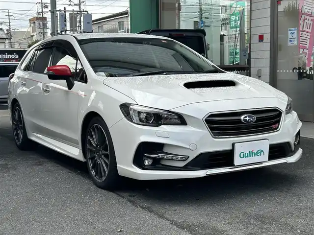 スバル レヴォーグ 2．0STIスポーツアイサイト 愛知県 2018(平30)年 3.5万km クリスタルホワイトP ワンオーナー/４WD/純正BILSTEIN製ダンパー/社外スポーツマフラー〈HKS〉/ボルドー＆ブラックレザーシート/前席パワーシート〈運転席メモリ付〉/前席シートヒーター/純正DIATONESOUNDナビ/・DVD／Bluetooth／地デジTV/バックカメラ/社外スピーカー〈KENWOOD製〉/デジタルインナーミラー/社外ミラーカバー/社外サブウーファ―〈Carrozzeria〉/LEDヘッドライト＆フォグランプ/リアフォグランプ/純正18インチAW/・タイヤ：ミシュラン パイロットスポーツ５/STIロゴ入りステンレス製スカッフプレート/アイサイトツーリングアシスト/・プリクラッシュセーフティ/・後退時自動ブレーキシステム/・車線逸脱警報機能/・誤発進抑制制御/・誤後進抑制制御/・全車速追従型レーダークルーズコントロール/・ツーリングアシスト/・アイサイトアシストモニター/アイサイトセィフティプラス/・リアビークルディテクション/・ハイビームアシスト/・フロント／サイドビューカメラ/・スマートリアビューカメラ/スマートキー＆プッシュスタート