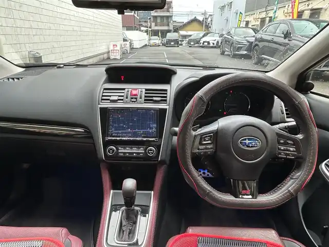スバル レヴォーグ 2．0STIスポーツアイサイト 愛知県 2018(平30)年 3.5万km クリスタルホワイトP ワンオーナー/４WD/純正BILSTEIN製ダンパー/社外スポーツマフラー〈HKS〉/ボルドー＆ブラックレザーシート/前席パワーシート〈運転席メモリ付〉/前席シートヒーター/純正DIATONESOUNDナビ/・DVD／Bluetooth／地デジTV/バックカメラ/社外スピーカー〈KENWOOD製〉/デジタルインナーミラー/社外ミラーカバー/社外サブウーファ―〈Carrozzeria〉/LEDヘッドライト＆フォグランプ/リアフォグランプ/純正18インチAW/・タイヤ：ミシュラン パイロットスポーツ５/STIロゴ入りステンレス製スカッフプレート/アイサイトツーリングアシスト/・プリクラッシュセーフティ/・後退時自動ブレーキシステム/・車線逸脱警報機能/・誤発進抑制制御/・誤後進抑制制御/・全車速追従型レーダークルーズコントロール/・ツーリングアシスト/・アイサイトアシストモニター/アイサイトセィフティプラス/・リアビークルディテクション/・ハイビームアシスト/・フロント／サイドビューカメラ/・スマートリアビューカメラ/スマートキー＆プッシュスタート