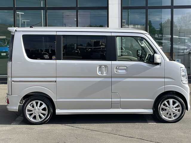スズキ エブリィ ワゴン PZターボ スペシャル 道東・釧路十勝 2024(令6)年 0.4万km シルキーシルバーメタリック ・４WD/・純正ディスプレイオーディオ/（ラジオ・USB・ BT）/・バックカメラ/・両側パワースライドドア/・スマートキー/・プッシュスタート/・ステアリングスイッチ/・デュアルブレーキサポート/・アイドリングストップ/・コーナーセンサー/・フォグライト/・白線逸脱防止機能/・衝突被害軽減ブレーキ/・横滑り防止装置/・リアヒーター/・オートステップ/・運転席シートヒーター/・純正14インチアルミホイール/・保証書