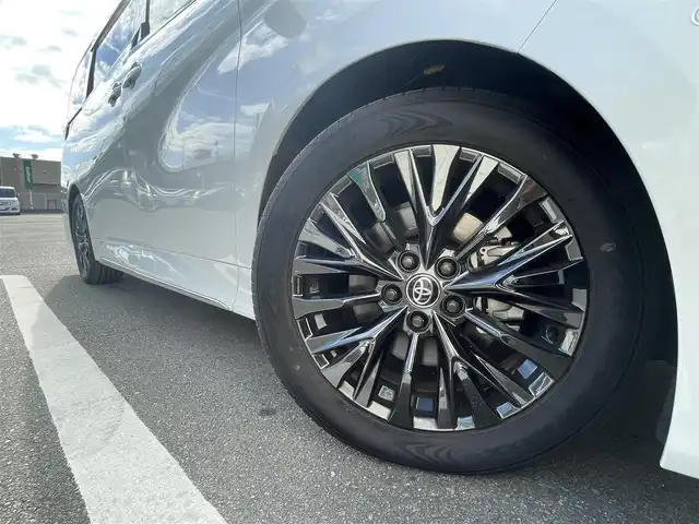 トヨタ ヴェルファイア ハイブリット Z プレミア 福岡県 2025(令7)年 0.1万km プラチナホワイトパールマイカ 純正14インチディスプレイナビ(フルセグTV/Bluetooth)/JBL/後席モニター/レーダークルーズコントロール/トヨタセーフティー/ムーンルーフ/コーナーセンサー/純正三眼LEDヘッドライト/シーケンシャルウィンカー/両側ユニバーサルステップ/全方位カメラ/ブラインドスポット/両側パワスラ/オットマン/電動リアゲート/デジタルインナーミラー/エアシート/シートヒーター/ETC/HDMI/純正フロアマット/純正フォグランプ/純正19インチアルミホイル/スマートキー　スペア1本/ステアリングスイッチ