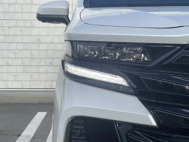 トヨタ ヴェルファイア ハイブリット Z プレミア 福岡県 2025(令7)年 0.1万km プラチナホワイトパールマイカ 純正14インチディスプレイナビ(フルセグTV/Bluetooth)/JBL/後席モニター/レーダークルーズコントロール/トヨタセーフティー/ムーンルーフ/コーナーセンサー/純正三眼LEDヘッドライト/シーケンシャルウィンカー/両側ユニバーサルステップ/全方位カメラ/ブラインドスポット/両側パワスラ/オットマン/電動リアゲート/デジタルインナーミラー/エアシート/シートヒーター/ETC/HDMI/純正フロアマット/純正フォグランプ/純正19インチアルミホイル/スマートキー　スペア1本/ステアリングスイッチ