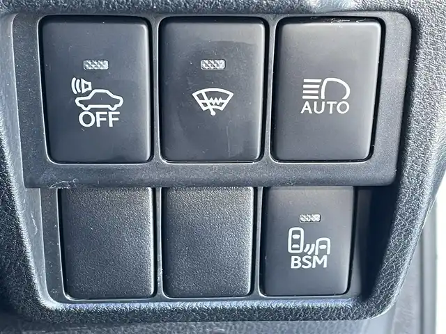 レクサス ＩＳ 300h 道央・札幌 2017(平29)年 8.3万km ソニッククォーツ ・４WD/・寒冷地仕様/・純正SDナビ/ＢＴ／ＳＤ／ＵＳＢ／ＡＵＸ／ＴＶ／ＣＤ／ＤＶＤ／ラジオ/・プリクラッシュ/・ブラインドスポットモニター/・前後ドライブレコーダー/・横滑り防止装置/・レーダークルーズ/・レーンキープアシスト/・純正AW/・シートヒーター/・ステアリングヒーター/・ＷＡＣ/・パドルシフト/・ETC2.0（ビルトイン）/・フォグランプ/・LEDヘッドライト/・パワーシート/・オートマチックハイビーム