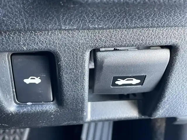 レクサス ＩＳ 300h 道央・札幌 2017(平29)年 8.3万km ソニッククォーツ ・４WD/・寒冷地仕様/・純正SDナビ/ＢＴ／ＳＤ／ＵＳＢ／ＡＵＸ／ＴＶ／ＣＤ／ＤＶＤ／ラジオ/・プリクラッシュ/・ブラインドスポットモニター/・前後ドライブレコーダー/・横滑り防止装置/・レーダークルーズ/・レーンキープアシスト/・純正AW/・シートヒーター/・ステアリングヒーター/・ＷＡＣ/・パドルシフト/・ETC2.0（ビルトイン）/・フォグランプ/・LEDヘッドライト/・パワーシート/・オートマチックハイビーム