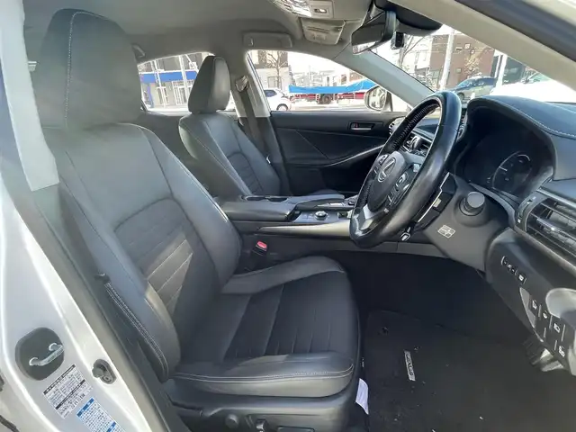 レクサス ＩＳ 300h 道央・札幌 2017(平29)年 8.3万km ソニッククォーツ ・４WD/・寒冷地仕様/・純正SDナビ/ＢＴ／ＳＤ／ＵＳＢ／ＡＵＸ／ＴＶ／ＣＤ／ＤＶＤ／ラジオ/・プリクラッシュ/・ブラインドスポットモニター/・前後ドライブレコーダー/・横滑り防止装置/・レーダークルーズ/・レーンキープアシスト/・純正AW/・シートヒーター/・ステアリングヒーター/・ＷＡＣ/・パドルシフト/・ETC2.0（ビルトイン）/・フォグランプ/・LEDヘッドライト/・パワーシート/・オートマチックハイビーム