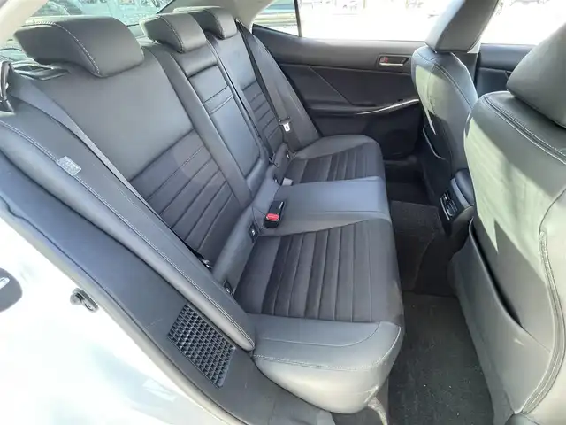 レクサス ＩＳ 300h 道央・札幌 2017(平29)年 8.3万km ソニッククォーツ ・４WD/・寒冷地仕様/・純正SDナビ/ＢＴ／ＳＤ／ＵＳＢ／ＡＵＸ／ＴＶ／ＣＤ／ＤＶＤ／ラジオ/・プリクラッシュ/・ブラインドスポットモニター/・前後ドライブレコーダー/・横滑り防止装置/・レーダークルーズ/・レーンキープアシスト/・純正AW/・シートヒーター/・ステアリングヒーター/・ＷＡＣ/・パドルシフト/・ETC2.0（ビルトイン）/・フォグランプ/・LEDヘッドライト/・パワーシート/・オートマチックハイビーム