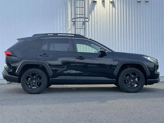 トヨタ ＲＡＶ４ アドベンチャー オフロードPKG 徳島県 2022(令4)年 1.4万km アティチュードブラックマイカ 純正9型ディスプレイオーディオ/Bluetooth/USB/バックカメラ/プリクラッシュセーフティ/レーダークルーズコントロール/レーンキープアシスト/ブラインドスポットモニター/オートハイビーム/ハーフレザーシート/シートヒーター&エアシート/D席メモリパワーシート/ステアリングヒーター/ETC/前後ドライブレコーダー/クリアランスソナー /LEDオートヘッドライト/フォグランプ/純正18インチAW/革巻きステアリング/ステアリングスイッチ/純正フロアマット/保証書/取扱説明書