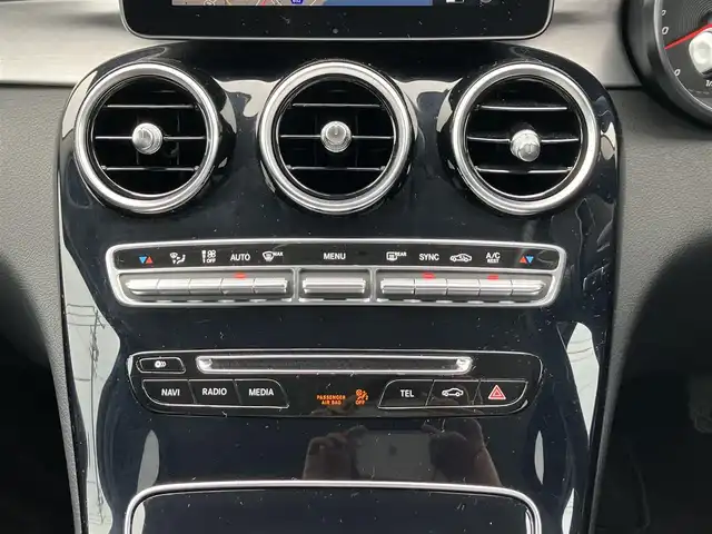 メルセデス・ベンツ Ｃ１８０ アバンギャルド 三重県 2014(平26)年 3.8万km 白 ♪走行37887km/♪ターボ/PRE-SAFEブレーキ/レーンキープアシスト/ブラインドスポットアシスト/アテンションアシスト/コーナーセンサー/ディストロニックプラス/スマートキー×2/プッシュスタート/ハーフレザーシート/前席シートヒーター/パワーシート/純正メーカーナビ/・6連チェンジャー(CD/DVD)/・DTV・SD・USB/・Bluetoothオーディオ/・バックカメラ/アイドリングストップ/アンビエントライト/イージーエントリー/純正17インチAW/LEDヘッドライト/リアフォグライト/オートライト/ウィンカーミラー/オートリトラクタブルミラー/革巻ステアリング/ステアリングスイッチ/パドルシフト/プライバシーガラス/フロアマット/ETC/サイド/カーテン/ニーエアバック