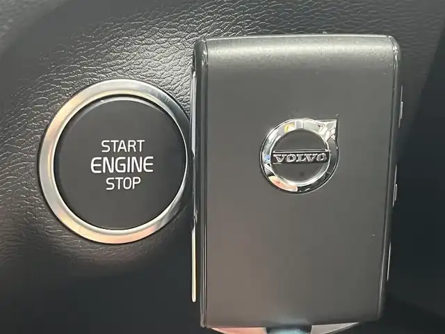 ボルボ ＸＣ４０ B4 モメンタム 静岡県 2021(令3)年 3.9万km アイスホワイト アダプティブクルーズコントロール/純正ナビ/（フルセグ/Bluetooth/USB)/CarPlay /360°カメラ/レーンキープアシスト/BLIS/クロストラフィックアラート/シートヒーター/パワーシート/ステアリングヒーター/メモリーシート/オートホールド機能/ワンオーナー/LEDヘッドライト/フォグランプ/電動リアゲート/前後クリアランスソナー/純正18インチアルミホイール/ETC/純正フロアマット