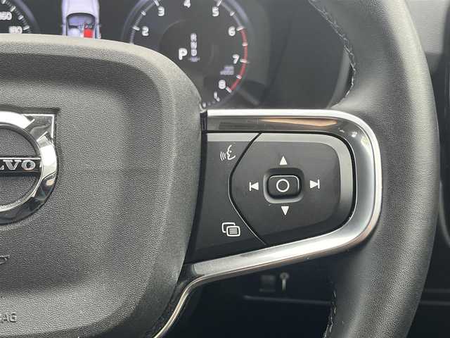 ボルボ ＸＣ４０ B4 モメンタム 静岡県 2021(令3)年 3.9万km アイスホワイト アダプティブクルーズコントロール/純正ナビ/（フルセグ/Bluetooth/USB)/CarPlay /360°カメラ/レーンキープアシスト/BLIS/クロストラフィックアラート/シートヒーター/パワーシート/ステアリングヒーター/メモリーシート/オートホールド機能/ワンオーナー/LEDヘッドライト/フォグランプ/電動リアゲート/前後クリアランスソナー/純正18インチアルミホイール/ETC/純正フロアマット