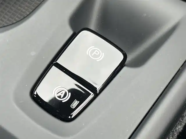 ボルボ ＸＣ４０ B4 モメンタム 静岡県 2021(令3)年 3.9万km アイスホワイト アダプティブクルーズコントロール/純正ナビ/（フルセグ/Bluetooth/USB)/CarPlay /360°カメラ/レーンキープアシスト/BLIS/クロストラフィックアラート/シートヒーター/パワーシート/ステアリングヒーター/メモリーシート/オートホールド機能/ワンオーナー/LEDヘッドライト/フォグランプ/電動リアゲート/前後クリアランスソナー/純正18インチアルミホイール/ETC/純正フロアマット