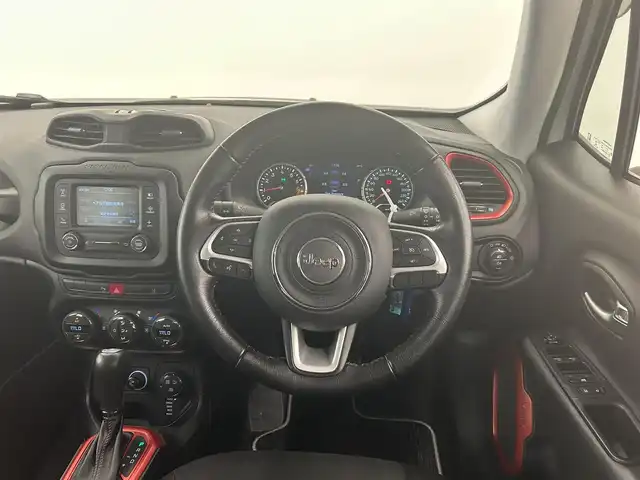 クライスラー・ジープ ジープ レネゲード トレイルホーク 岡山県 2016(平28)年 4.3万km パール 純正ディスプレイ　/バックカメラ　/ドラレコ　/クルーズコントロール　/ブラインドスポットモニター　/パークセンサー　/横滑り防止装置　/ＥＴＣ　/ダウンヒルアシストコントロール/プッシュスタート　/衝突軽減防止装/レインセンサー/純正アルミホイール/プライバシーガラス/レーンアシスト