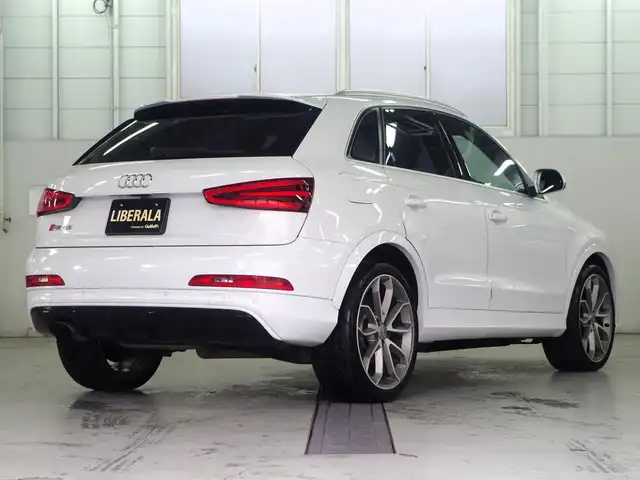 アウディ ＲＳＱ３ 兵庫県 2014(平26)年 7.1万km 白 〇アシスタンスパッケージ/〇純正20インチAW/〇HIDヘッドランプ/〇オートライト/〇純正ナビ/〇フルセグTV/〇バックカメラ/〇ETC/〇レザーシート/〇パワーシート/〇シートヒーター/〇パドルシフト/〇ステアリングスイッチ/〇禁煙車