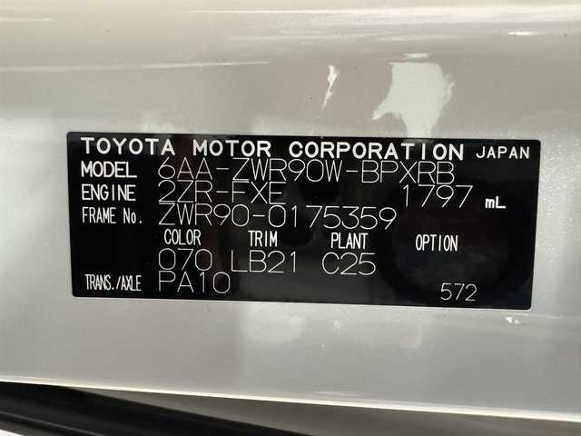 トヨタ ヴォクシー ハイブリッド S－Z 三重県 2024(令6)年 0.4万km ホワイトパールクリスタルシャイン ハイブリッド/FF/MTモード付インパネCVT/純正 10.5インチ『ディスプレイオーディオplus』（ナビ機能搭載）/（AM/FM/CD/DVD/USB/Miracast/Bluetooth/CarPlay/AndroidAuto）/純正 14インチ 後席用OLEDフリップダウンディスプレイ V14T-R72R/バックガイドモニター/モデリスタエアロ（F/S/R下）/両側パワースライドドア/ビルトイン ETC2.0/Toyota Safety Sense/・プリクラッシュセーフティ［PCS］/・レーンディパーチャーアラート［LDA］/・レーダークルーズ/・オートハイビーム［AHB］/・クリアランスソナー/・パーキングサポートブレーキ［PKSB］（静止物）/・ロードサインアシスト［RSA］/・発進遅れ告知機能［TMN］/・プロアクティブドライビングアシスト［PDA］/装備/・ハーフレザーシート/・シートヒーター（D/N）/・左右独立オートエアコン/・リヤオートエアコン/・オートライト/・LED ヘッドランプ（リフレクター式）＋クリアランスランプ/・電子パーキングブレーキ＋ブレーキホールド/・プッシュスタート/・純正17inAW/・保/取/ナビ取/・スマートキーx2/・応急用スペアタイヤ/など