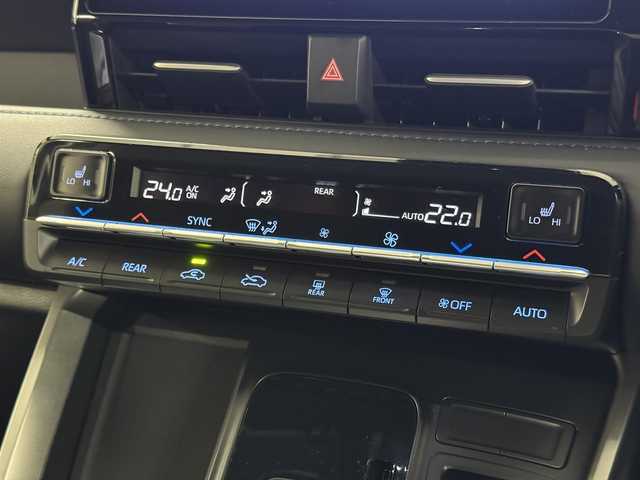 トヨタ ヴォクシー ハイブリッド S－Z 三重県 2024(令6)年 0.4万km ホワイトパールクリスタルシャイン ハイブリッド/FF/MTモード付インパネCVT/純正 10.5インチ『ディスプレイオーディオplus』（ナビ機能搭載）/（AM/FM/CD/DVD/USB/Miracast/Bluetooth/CarPlay/AndroidAuto）/純正 14インチ 後席用OLEDフリップダウンディスプレイ V14T-R72R/バックガイドモニター/モデリスタエアロ（F/S/R下）/両側パワースライドドア/ビルトイン ETC2.0/Toyota Safety Sense/・プリクラッシュセーフティ［PCS］/・レーンディパーチャーアラート［LDA］/・レーダークルーズ/・オートハイビーム［AHB］/・クリアランスソナー/・パーキングサポートブレーキ［PKSB］（静止物）/・ロードサインアシスト［RSA］/・発進遅れ告知機能［TMN］/・プロアクティブドライビングアシスト［PDA］/装備/・ハーフレザーシート/・シートヒーター（D/N）/・左右独立オートエアコン/・リヤオートエアコン/・オートライト/・LED ヘッドランプ（リフレクター式）＋クリアランスランプ/・電子パーキングブレーキ＋ブレーキホールド/・プッシュスタート/・純正17inAW/・保/取/ナビ取/・スマートキーx2/・応急用スペアタイヤ/など