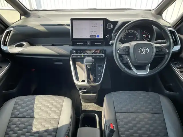 トヨタ ヴォクシー S－Z 熊本県 2022(令4)年 3.4万km ホワイトパールクリスタルシャイン 純正ディスプレイオーディオ/・ナビキット/・AM/FM/CD/DVD/BT/HDMI/・アップルカープレイ/アンドロイドオート/・フルセグTV/・バックカメラ/後席モニター/トヨタセーフティセンス/・プリクラッシュセーフティ/・レーンディパーチャーアラート/・レーダークルーズコントロール/・アダプティブハイビームシステム/・ロードサインアシスト/・パーキングサポートブレーキ/革巻きステアリング/・ステアリングスイッチ/両側電動スライドドア/ETC2.0/ハーフレザーシート/前席シートヒーター/電動パーキングブレーキ/オートホールド/電動格納ミラー/・ウインカーミラー/社外フロアマット/ドアバイザー/ヘッドライトレベライザー/社外アルミホイール/プッシュスタート/・スペアキー