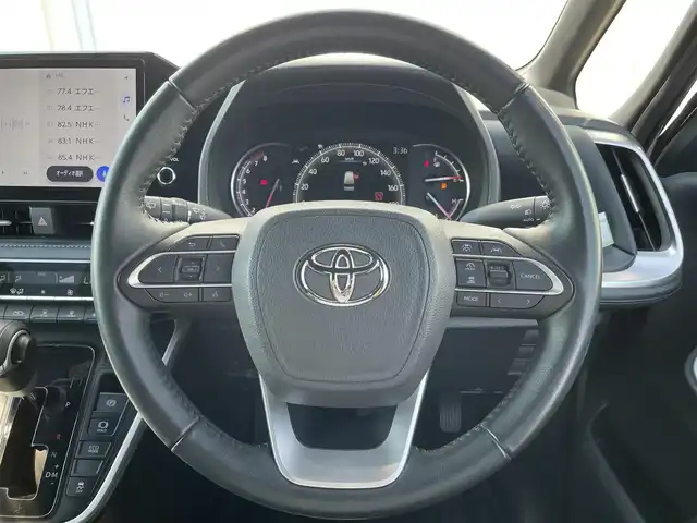 トヨタ ヴォクシー S－Z 熊本県 2022(令4)年 3.4万km ホワイトパールクリスタルシャイン 純正ディスプレイオーディオ/・ナビキット/・AM/FM/CD/DVD/BT/HDMI/・アップルカープレイ/アンドロイドオート/・フルセグTV/・バックカメラ/後席モニター/トヨタセーフティセンス/・プリクラッシュセーフティ/・レーンディパーチャーアラート/・レーダークルーズコントロール/・アダプティブハイビームシステム/・ロードサインアシスト/・パーキングサポートブレーキ/革巻きステアリング/・ステアリングスイッチ/両側電動スライドドア/ETC2.0/ハーフレザーシート/前席シートヒーター/電動パーキングブレーキ/オートホールド/電動格納ミラー/・ウインカーミラー/社外フロアマット/ドアバイザー/ヘッドライトレベライザー/社外アルミホイール/プッシュスタート/・スペアキー