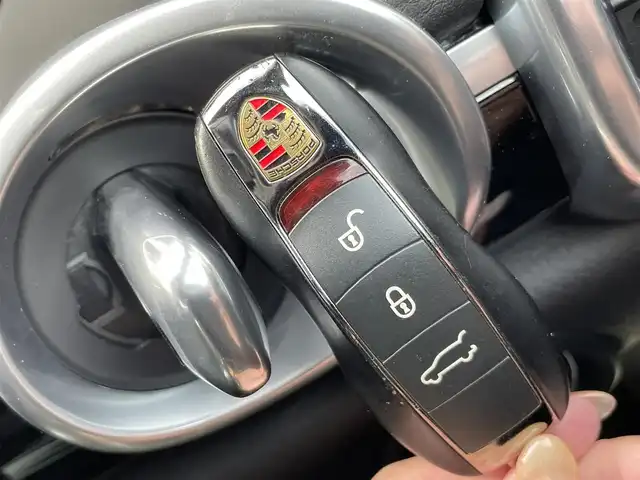 ポルシェ カイエン プラチナエディション 静岡県 2018(平30)年 5.6万km 黒 サンルール/BOSEサウンドシステム/スポーツパッケージ/・黒革コンビ/・ワイドフェンダー/・スポーツステアリング/・メモリー付パワーシート/・HID/全席シートヒーター/純正ナビ/(Bluetooth/AppleCarPlay/AUX/USB/CD)/前後パークアシスト/ACC/センターデフロック/ダウンヒルアシストコントロール/電動リアゲート/360°カメラ/ETC/ドライブレコーダー/保証書/取扱説明書