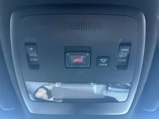 トヨタ クラウン ハイブリッド RS 岡山県 2018(平30)年 11.2万km プレシャスブラックパール 登録時走行距離111696km/純正ナビ/サンルーフ/フルセグTV(AM.FM.CD.DVD.TV.BT)/全方位カメラ/ETC2.0/ブラインドスポットモニター/ドライブレコーダー/シートヒーター/シートベンチレーション/ステアリングヒーター/クリアランスソナー/衝突軽減ブレーキ/横滑り防止装置/クルーズコントロール(追従走行あり)/車線逸脱警報（レーンキープアシスト）/オートライト/オートマチックハイビーム/アイドリングストップ/18インチ純正AW/純正フロアマット/レザーシート/D+N席パワーシート/保証書/取扱説明書