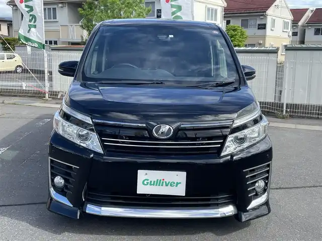 トヨタ ヴォクシー ZS 煌 長野県 2016(平28)年 9.6万km ブラック 4WD/ALPINEナビ/Bluetooth/フルセグテレビ（キャンセラー有）/ALPINEフリップダウンモニター/ビルトインETC/アイドリングストップ/三列シート/シートカバー/コーナーセンサー前後/社外マフラー/ローダウン/純正AW付サマータイヤ積み込み/エンジンスターター/保証書/取り扱い説明書