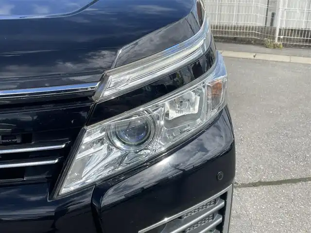 トヨタ ヴォクシー ZS 煌 長野県 2016(平28)年 9.6万km ブラック 4WD/ALPINEナビ/Bluetooth/フルセグテレビ（キャンセラー有）/ALPINEフリップダウンモニター/ビルトインETC/アイドリングストップ/三列シート/シートカバー/コーナーセンサー前後/社外マフラー/ローダウン/純正AW付サマータイヤ積み込み/エンジンスターター/保証書/取り扱い説明書