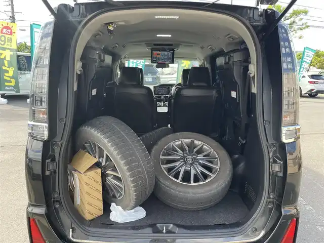 トヨタ ヴォクシー ZS 煌 長野県 2016(平28)年 9.6万km ブラック 4WD/ALPINEナビ/Bluetooth/フルセグテレビ（キャンセラー有）/ALPINEフリップダウンモニター/ビルトインETC/アイドリングストップ/三列シート/シートカバー/コーナーセンサー前後/社外マフラー/ローダウン/純正AW付サマータイヤ積み込み/エンジンスターター/保証書/取り扱い説明書