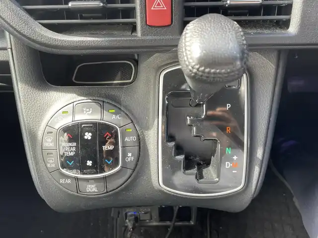 トヨタ ヴォクシー ZS 煌 長野県 2016(平28)年 9.6万km ブラック 4WD/ALPINEナビ/Bluetooth/フルセグテレビ（キャンセラー有）/ALPINEフリップダウンモニター/ビルトインETC/アイドリングストップ/三列シート/シートカバー/コーナーセンサー前後/社外マフラー/ローダウン/純正AW付サマータイヤ積み込み/エンジンスターター/保証書/取り扱い説明書
