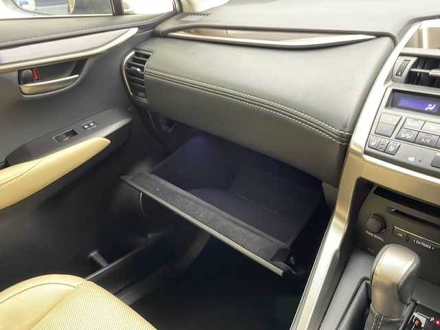 レクサス ＮＸ 300h バージョンL 宮崎県 2014(平26)年 7.3万km スターライトブラックガラスフレーク 禁煙車/レクサスセーフティシステム/純正ナビTV/（CD/DVD/Blu-ray/Bluetooth/フルセグTV)/純正バックカメラ/サイドカメラ/純正ビルトインDSRC ETC/純正LEDオートライト/純正LEDフォグ/純正18インチアルミ/純正フロアマット/本革シート/アダプティブクルーズコントロール/レーンディパーチャーアラート/オートマチックハイビーム/ヘッドアップディスプレイ/電子パーキング/オートホールド/パワーバックドア/パワーシート/エアシート/シートヒーター/パワーチルトステアリング/リア電動格納シート/ウインカードアミラー/パドルシフト/本革巻ハンドル/オートエアコン（ナノイー）/スマートキー/プッシュエンジンスタート/スペアキー/新車時保証書/取扱い説明書