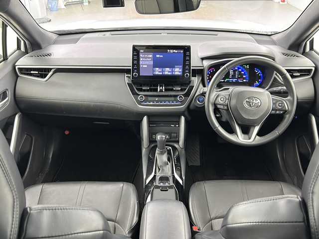 トヨタ カローラ クロス ハイブリッド Z 愛知県 2021(令3)年 4.3万km プラチナホワイトパールマイカ パノラマルーフ　パノラミックビューモニター　純正ディスプレイオーディオ（Bluetooth/Miracast/USB/AM/FM） 前後ドライブレコーダーDVDデッキ パワーバックドア　D+N席シートヒーター　D席パワーシート　ビルトインETC　AC１００V　トヨタセーフティセンス　プリクラッシュセーフティ　レーントレーシングアシスト　パーキングサポートブレーキ　クリアランスソナー　ロードサインアシスト　レーダークルーズコントロール　オートハイビーム　プッシュスタート　スマートキー　電動パーキングブレーキ