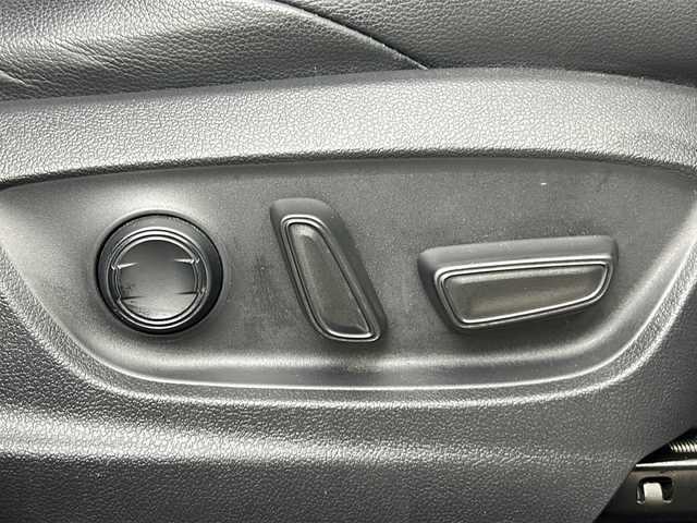 トヨタ カローラ クロス ハイブリッド Z 愛知県 2021(令3)年 4.3万km プラチナホワイトパールマイカ パノラマルーフ　パノラミックビューモニター　純正ディスプレイオーディオ（Bluetooth/Miracast/USB/AM/FM） 前後ドライブレコーダーDVDデッキ パワーバックドア　D+N席シートヒーター　D席パワーシート　ビルトインETC　AC１００V　トヨタセーフティセンス　プリクラッシュセーフティ　レーントレーシングアシスト　パーキングサポートブレーキ　クリアランスソナー　ロードサインアシスト　レーダークルーズコントロール　オートハイビーム　プッシュスタート　スマートキー　電動パーキングブレーキ