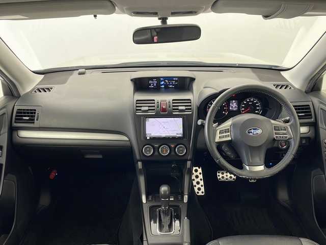 スバル フォレスター 2．0XT 秋田県 2013(平25)年 11.1万km サテンホワイトパール 4WD/社外ナビ（DVD/BT/フルセグTV）/バックカメラ/ビルトインETC/パワーバックドア/クルーズコントロール/横滑り防止装置/レザーシート/前席パワーシート/前席シートヒーター/本革ステアリング/ステアリングリモコン/HIDヘッドランプ/フォグランプ/純正フロアマット/純正ドアバイザー/W・サイド・エアバッグ