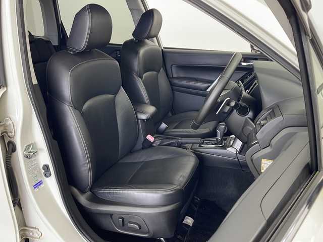 スバル フォレスター 2．0XT 秋田県 2013(平25)年 11.1万km サテンホワイトパール 4WD/社外ナビ（DVD/BT/フルセグTV）/バックカメラ/ビルトインETC/パワーバックドア/クルーズコントロール/横滑り防止装置/レザーシート/前席パワーシート/前席シートヒーター/本革ステアリング/ステアリングリモコン/HIDヘッドランプ/フォグランプ/純正フロアマット/純正ドアバイザー/W・サイド・エアバッグ