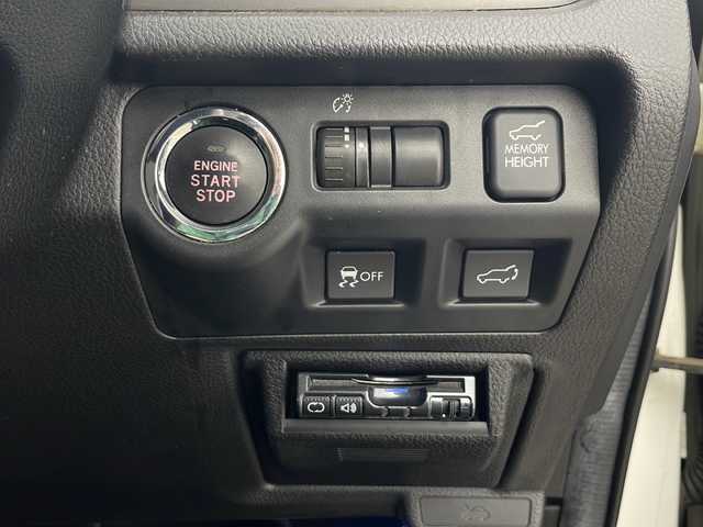 スバル フォレスター 2．0XT 秋田県 2013(平25)年 11.1万km サテンホワイトパール 4WD/社外ナビ（DVD/BT/フルセグTV）/バックカメラ/ビルトインETC/パワーバックドア/クルーズコントロール/横滑り防止装置/レザーシート/前席パワーシート/前席シートヒーター/本革ステアリング/ステアリングリモコン/HIDヘッドランプ/フォグランプ/純正フロアマット/純正ドアバイザー/W・サイド・エアバッグ