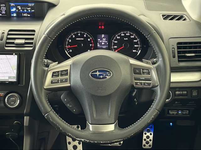 スバル フォレスター 2．0XT 秋田県 2013(平25)年 11.1万km サテンホワイトパール 4WD/社外ナビ（DVD/BT/フルセグTV）/バックカメラ/ビルトインETC/パワーバックドア/クルーズコントロール/横滑り防止装置/レザーシート/前席パワーシート/前席シートヒーター/本革ステアリング/ステアリングリモコン/HIDヘッドランプ/フォグランプ/純正フロアマット/純正ドアバイザー/W・サイド・エアバッグ