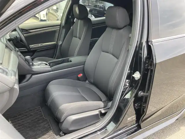 ホンダ シビック ハッチバック 静岡県 2019(令1)年 6.8万km クリスタルブラックパール HondaSENSING/純正7インチメモリーナビ(VXM-194VFi)/　AM FM CD DVD Bluetooth USB/ビルトインETC/バックモニター/レーダークルーズコントロール/LEDオートヘッドランプ/オートブレーキホールド/純正18インチアルミホイール/スマートキー2本/パドルシフト/社外レーダー探知機/フルセグTV/シートヒーター(前席)/前方ドライブレコーダー