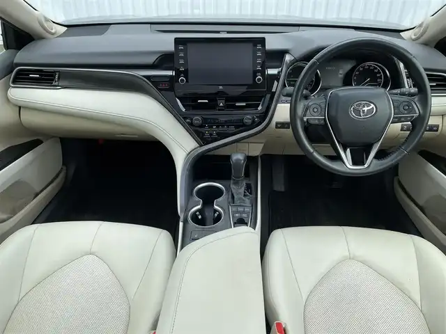 トヨタ カムリ G 福岡県 2021(令3)年 5.8万km グレー パノラミックビューモニター/サンルーフ/革シート/ＰＣＳ/ＪＢＬサウンド/純正９インチＤＡナビ/ＢＳＭ/ＲＣＴＡ/LDA/シートヒーター/ＨＵＤ/クリアランスソナー/レーダークルーズ/オートハイビーム/AC100V/ビルトインETC2.0/電動パーキング/ブレーキホールド/LEDヘッドライト/フォグランプ/純正アルミ/スマートキー/プッシュスタート
