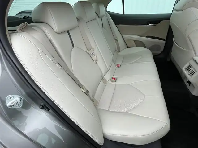 トヨタ カムリ G 福岡県 2021(令3)年 5.8万km グレー パノラミックビューモニター/サンルーフ/革シート/ＰＣＳ/ＪＢＬサウンド/純正９インチＤＡナビ/ＢＳＭ/ＲＣＴＡ/LDA/シートヒーター/ＨＵＤ/クリアランスソナー/レーダークルーズ/オートハイビーム/AC100V/ビルトインETC2.0/電動パーキング/ブレーキホールド/LEDヘッドライト/フォグランプ/純正アルミ/スマートキー/プッシュスタート