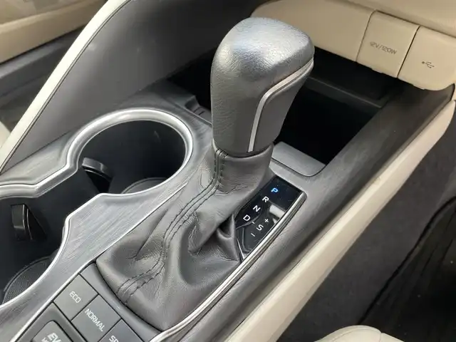 トヨタ カムリ G 福岡県 2021(令3)年 5.8万km グレー パノラミックビューモニター/サンルーフ/革シート/ＰＣＳ/ＪＢＬサウンド/純正９インチＤＡナビ/ＢＳＭ/ＲＣＴＡ/LDA/シートヒーター/ＨＵＤ/クリアランスソナー/レーダークルーズ/オートハイビーム/AC100V/ビルトインETC2.0/電動パーキング/ブレーキホールド/LEDヘッドライト/フォグランプ/純正アルミ/スマートキー/プッシュスタート