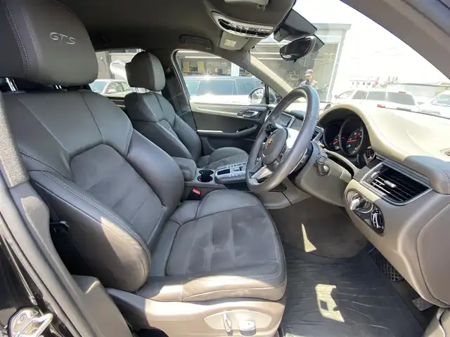 ポルシェ マカン GTS 福岡県 2017(平29)年 2.9万km グレー ・クルーズコントロール/・純正HDDナビ/USB/Bluetooth/CD/DVD/AUX/・全方位カメラ/・ハーフレザーシート/シートヒーター/・フルセグ/・ETC/・純正20AW/・アイドリングストップ/・スマートキー/・パワーシート/・レーンキープアシスト/・オートライト/・LEDライト