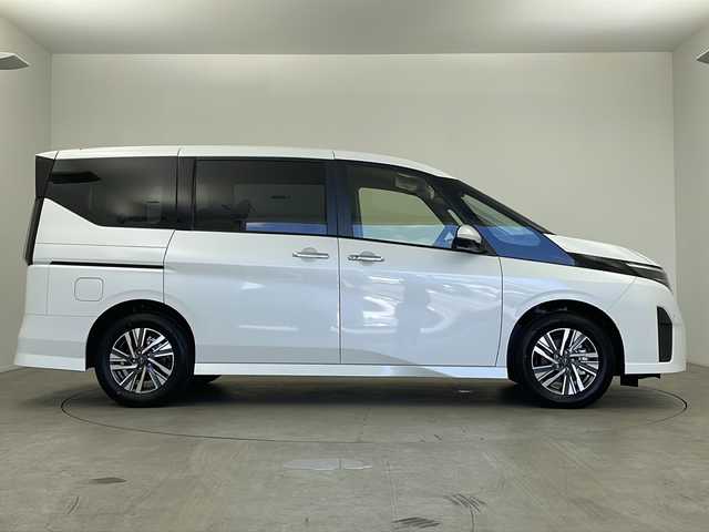 日産 セレナ e－パワー ハイウェイスター V 鹿児島県 2025(令7)年 0.1万km未満 プリズムホワイト 登録済未使用車/メーカー純正12インチナビ/（AM/FM/BT/HDMI/フルセグTV）/純正11型フリップダウン/エマージェンシーブレーキ/プロパイロット/両側パワースライドドア/デジタルインナーミラー/電動パーキングブレーキ/オートホールド機能/オートライト/オートハイビーム/ワイヤレス充電/ドライブレコーダー（前後）/保証書、取説
