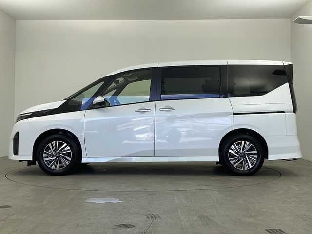 日産 セレナ e－パワー ハイウェイスター V 鹿児島県 2025(令7)年 0.1万km未満 プリズムホワイト 登録済未使用車/メーカー純正12インチナビ/（AM/FM/BT/HDMI/フルセグTV）/純正11型フリップダウン/エマージェンシーブレーキ/プロパイロット/両側パワースライドドア/デジタルインナーミラー/電動パーキングブレーキ/オートホールド機能/オートライト/オートハイビーム/ワイヤレス充電/ドライブレコーダー（前後）/保証書、取説