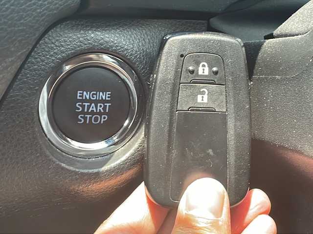 トヨタ ＲＡＶ４ アドベンチャー オフロードPKG 福岡県 2022(令4)年 3.1万km スーパーホワイトⅡ ワンオーナー/純正ナビ（Bluetooth ・フルセグTV）/ドライブレコーダー（前後）/クルーズコントロール（追従あり）/スペアキー/USB入力端子/パワーウィンドウ/MTモード付AT/純正アルミホイール/純正フロアマット/エアシート/パワーシート/ルーフレール/プッシュスタート/パワーステアリング/スマートキー/ABS/横滑り防止装置/衝突被害軽減システム/盗難防止装置/コーナーセンサー（前後）/レーンキープアシスト/オートライト/ダウンヒルアシストコントロール/ステアリングヒーター/取扱説明書/保証書