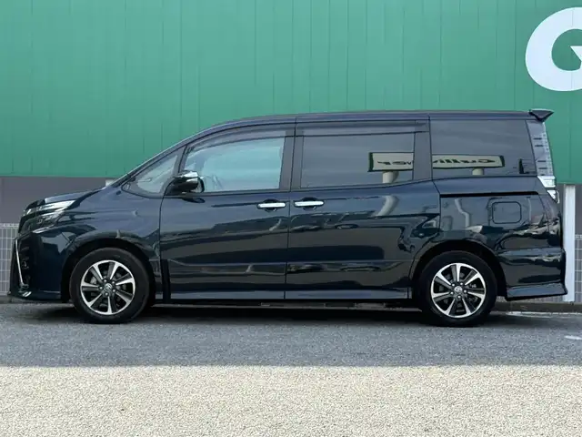 トヨタ ヴォクシー ZS 煌Ⅱ 千葉県 2019(令1)年 1.6万km ブラッキッシュアゲハガラスフレーク 純正ナビ/フルセグTV/DVD/CD/USB/BT/プリクラッシュセーフティ/トヨタセーフティセンス/両側パワースライドドア/クルーズコントロール/ETC/オートライト/LEDヘッドライト/プッシュスタート/スマートキー