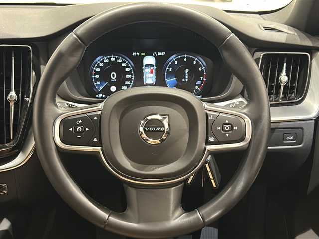 ボルボ ＸＣ６０ T5 AWD モーメンタム 新潟県 2018(平30)年 4.1万km アイスホワイト HDDナビゲーションシステム【CD/BT/フルセグ】/AppleCarPlay/AndoroidAuto/レーンイーピングエイド/クロストラフィックアラート/ステアリング・アシスト付BLIS/パークアシストパイロット/360°カメラ/アダプティブ・クルーズ・コントロール/パイロット・アシスト/パワーバックドア/シートヒーター【D/N席】/LEDヘッドライト/パワーシート(D/N席)/レザーシート/スペアキー/ETC【DSRC】