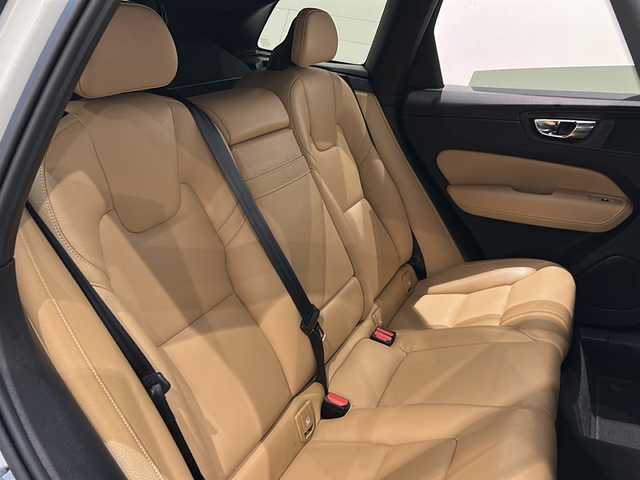 ボルボ ＸＣ６０ T5 AWD モーメンタム 新潟県 2018(平30)年 4.1万km アイスホワイト HDDナビゲーションシステム【CD/BT/フルセグ】/AppleCarPlay/AndoroidAuto/レーンイーピングエイド/クロストラフィックアラート/ステアリング・アシスト付BLIS/パークアシストパイロット/360°カメラ/アダプティブ・クルーズ・コントロール/パイロット・アシスト/パワーバックドア/シートヒーター【D/N席】/LEDヘッドライト/パワーシート(D/N席)/レザーシート/スペアキー/ETC【DSRC】