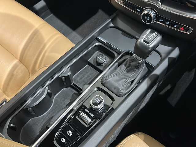 ボルボ ＸＣ６０ T5 AWD モーメンタム 新潟県 2018(平30)年 4.1万km アイスホワイト HDDナビゲーションシステム【CD/BT/フルセグ】/AppleCarPlay/AndoroidAuto/レーンイーピングエイド/クロストラフィックアラート/ステアリング・アシスト付BLIS/パークアシストパイロット/360°カメラ/アダプティブ・クルーズ・コントロール/パイロット・アシスト/パワーバックドア/シートヒーター【D/N席】/LEDヘッドライト/パワーシート(D/N席)/レザーシート/スペアキー/ETC【DSRC】