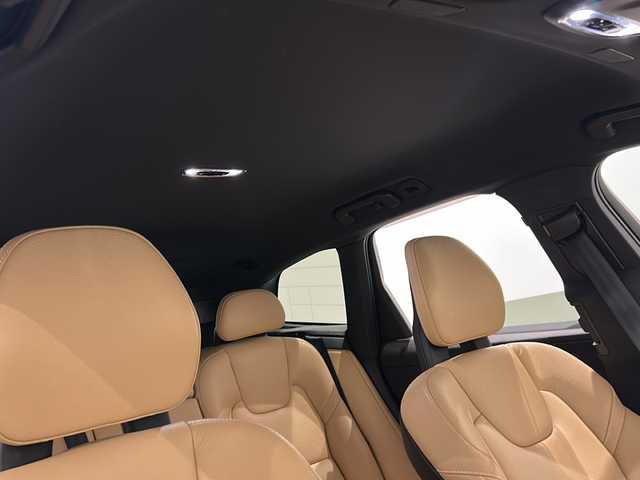 ボルボ ＸＣ６０ T5 AWD モーメンタム 新潟県 2018(平30)年 4.1万km アイスホワイト HDDナビゲーションシステム【CD/BT/フルセグ】/AppleCarPlay/AndoroidAuto/レーンイーピングエイド/クロストラフィックアラート/ステアリング・アシスト付BLIS/パークアシストパイロット/360°カメラ/アダプティブ・クルーズ・コントロール/パイロット・アシスト/パワーバックドア/シートヒーター【D/N席】/LEDヘッドライト/パワーシート(D/N席)/レザーシート/スペアキー/ETC【DSRC】