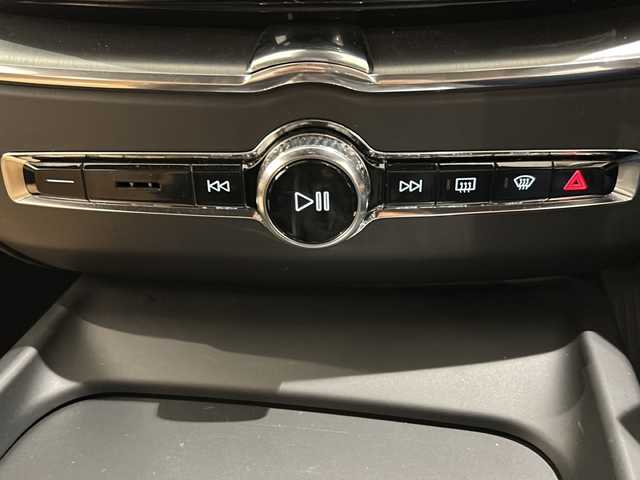 ボルボ ＸＣ６０ T5 AWD モーメンタム 新潟県 2018(平30)年 4.1万km アイスホワイト HDDナビゲーションシステム【CD/BT/フルセグ】/AppleCarPlay/AndoroidAuto/レーンイーピングエイド/クロストラフィックアラート/ステアリング・アシスト付BLIS/パークアシストパイロット/360°カメラ/アダプティブ・クルーズ・コントロール/パイロット・アシスト/パワーバックドア/シートヒーター【D/N席】/LEDヘッドライト/パワーシート(D/N席)/レザーシート/スペアキー/ETC【DSRC】