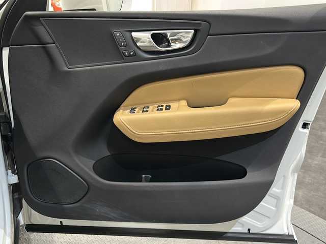 ボルボ ＸＣ６０ T5 AWD モーメンタム 新潟県 2018(平30)年 4.1万km アイスホワイト HDDナビゲーションシステム【CD/BT/フルセグ】/AppleCarPlay/AndoroidAuto/レーンイーピングエイド/クロストラフィックアラート/ステアリング・アシスト付BLIS/パークアシストパイロット/360°カメラ/アダプティブ・クルーズ・コントロール/パイロット・アシスト/パワーバックドア/シートヒーター【D/N席】/LEDヘッドライト/パワーシート(D/N席)/レザーシート/スペアキー/ETC【DSRC】